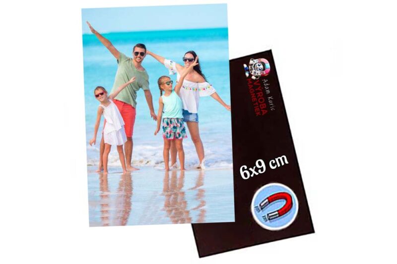 Rodina si užíva pláž, magnetka s logom.