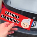 Nálepka "TEMPO BABIČKY" na aute.